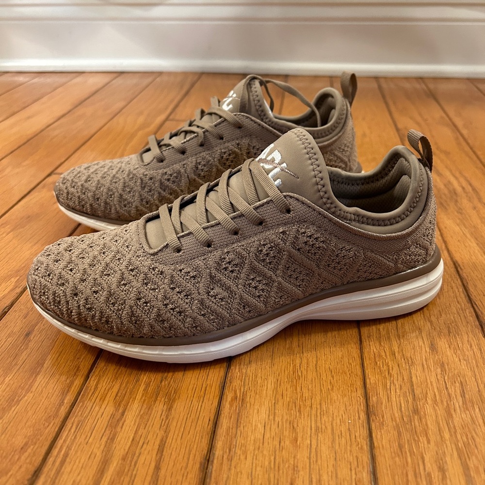 Sneaker APL Techloom Phantom in Almond/Ivory